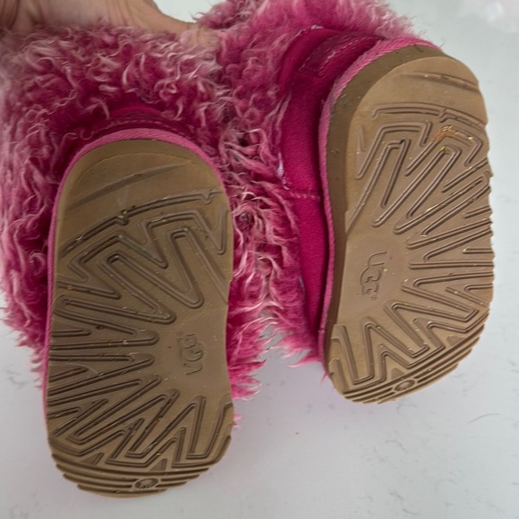 Ugg Toddler Fuzzy Boots - Picture 6 of 6